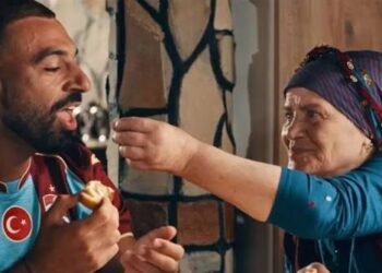 ماذا حدث بين محمد صلاح والسيدة التركية خديجة أكباش؟