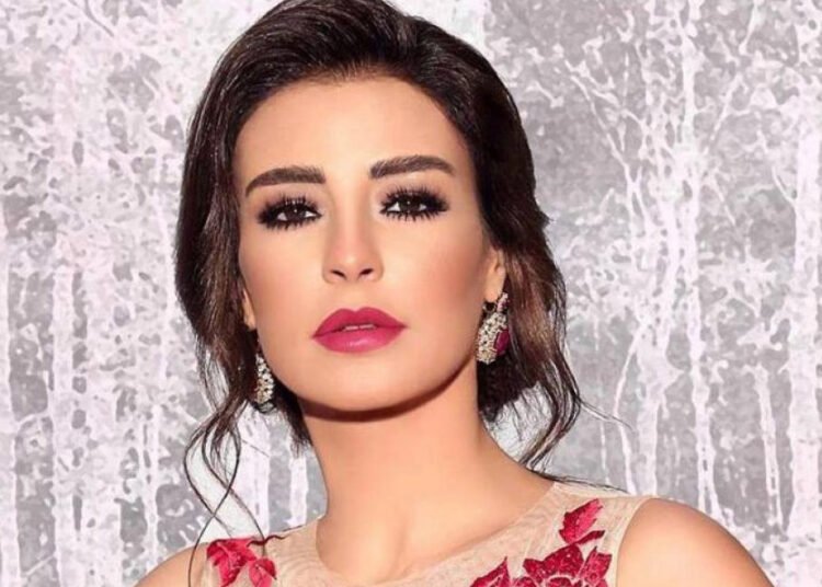 ماغي بو غصن تخطف الأنظار بإطلالة تنكرية في منتزه الخيران