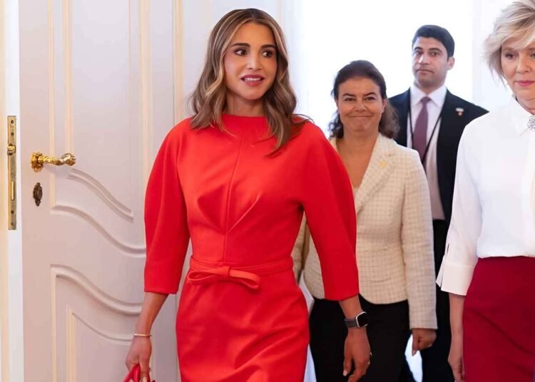إطلالات الملكة رانيا خلال جولتها الأوروبية