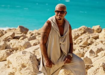 عمرو دياب يشارك في ترند الثمانينيات من أرشيفه