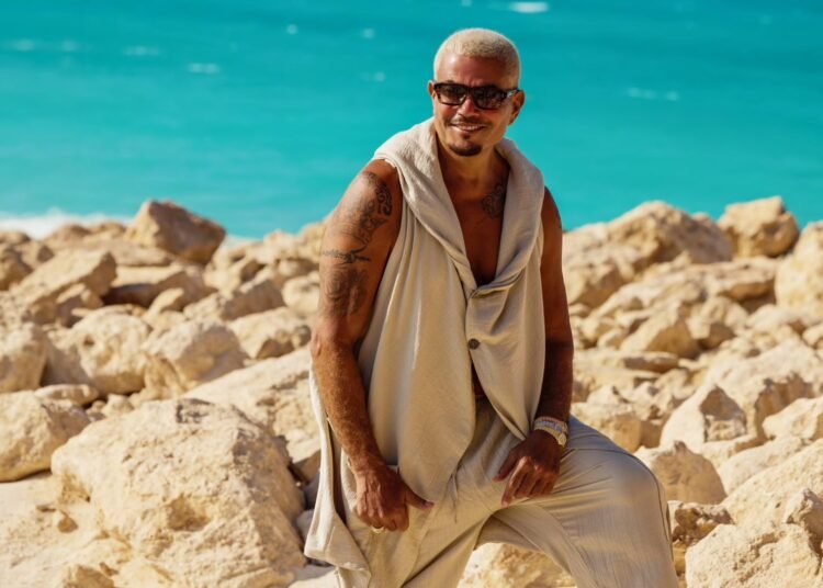 عمرو دياب يشارك في ترند الثمانينيات من أرشيفه