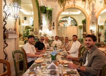 جولة فضل شاكر في أحد مطاعم الرياض