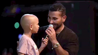 أحمد سعد ينعى طفلًا غنّى معه على المسرح بكلمات مؤثرة