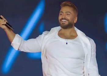 تامر حسني يفاجئ عروسًا ويزفها خلال حفله في أبوظبي