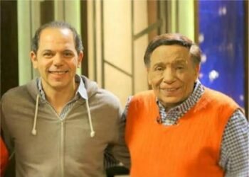رامي إمام يوضح حقيقة صورة عادل إمام المتداولة